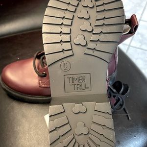 Brand new combat boots.The right boot has a little black line.